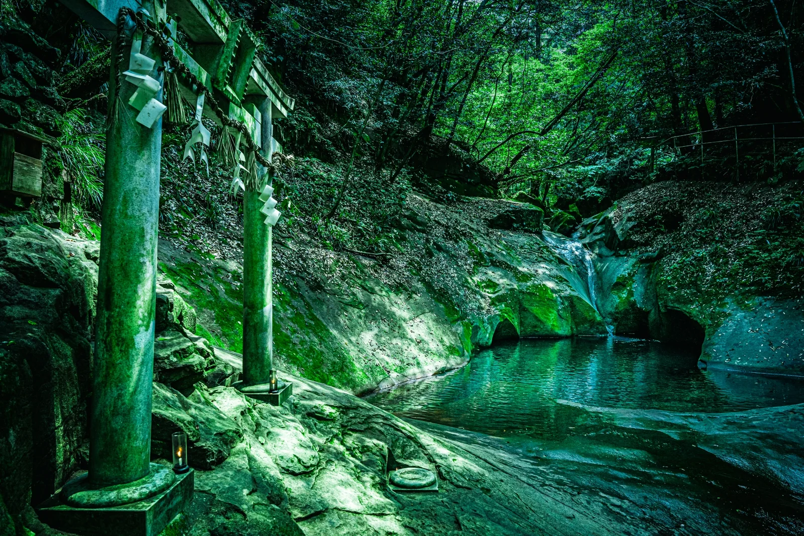 龍鎮神社境内の滝つぼ